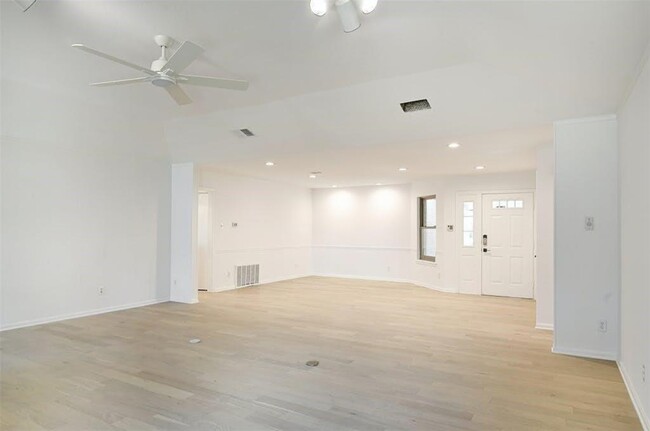Building Photo - 2115 Wychwood Dr