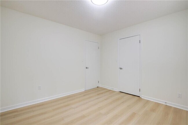 Building Photo - 765 Spring Valley Dr