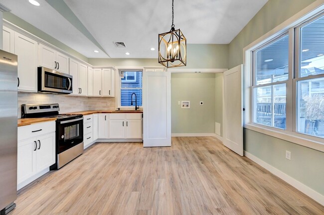 Building Photo - 617 E Locust St