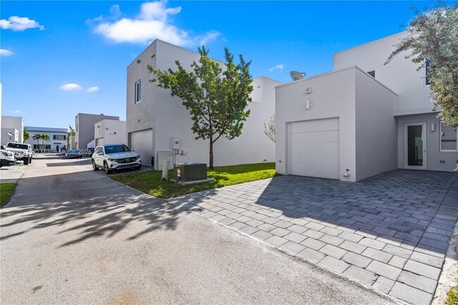 Building Photo - 10441 NW 66th St