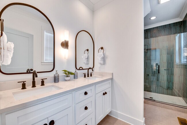 Building Photo - 1017 E 14th St