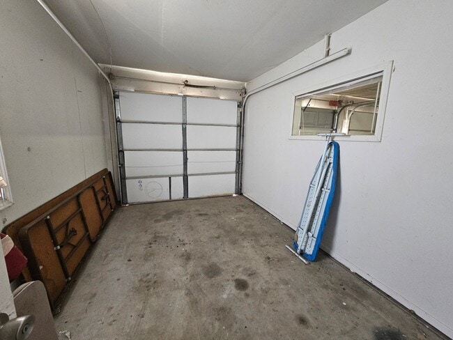 Building Photo - Large 4 bedroom two story in east Modesto!