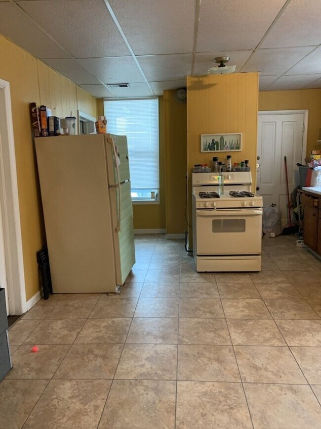 Building Photo - 830 E 6th St