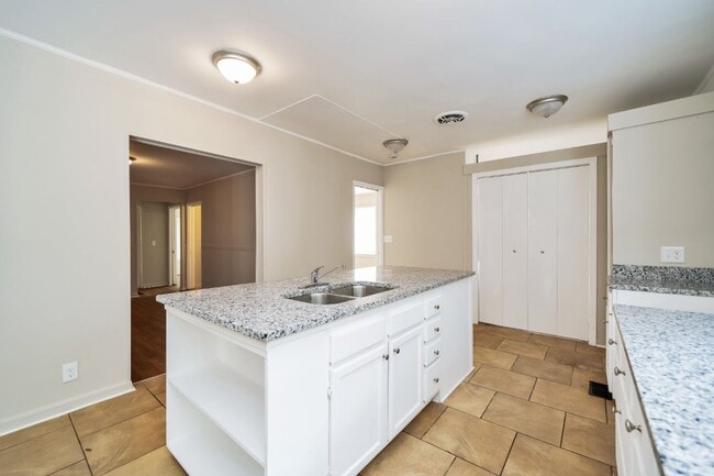 Building Photo - AVAILABLE NOW! Home for rent in Leeds AL! Close to shopping and food!