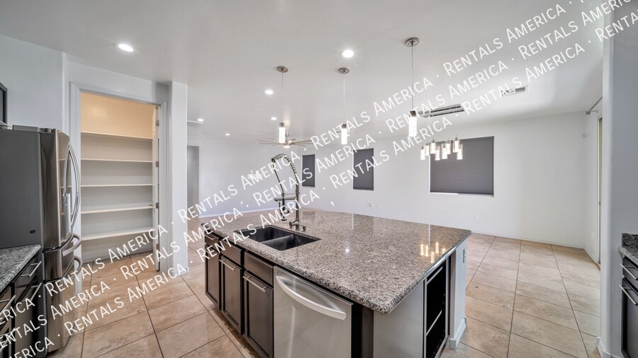 Building Photo - 319 E Desert Haven Pl