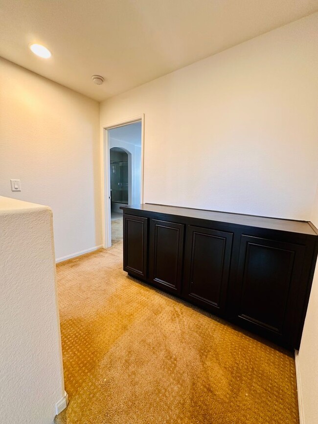 Building Photo - Luxury Tri-Level Townhome 2bd 2.5bth w Bon...