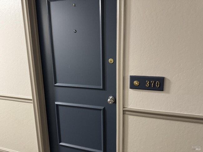 Building Photo - 370 Eden Roc Dr