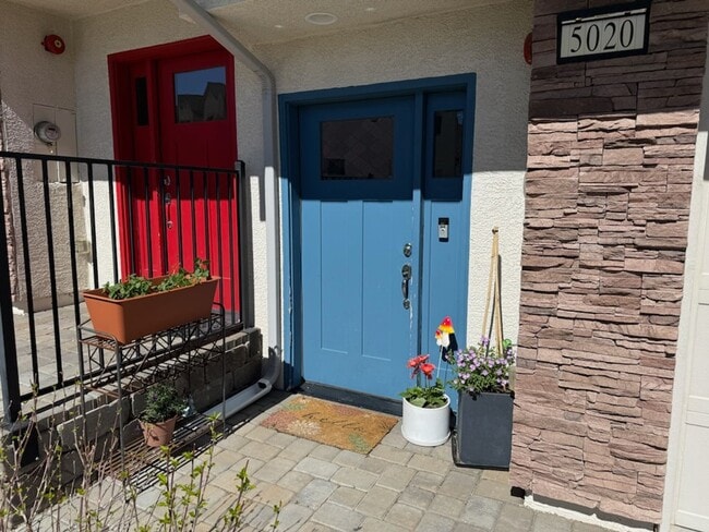 Building Photo - 3 Bedroom, 2.5 Bath Townhome