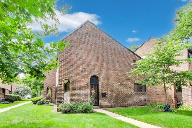 Building Photo - 821 S Racine Ave