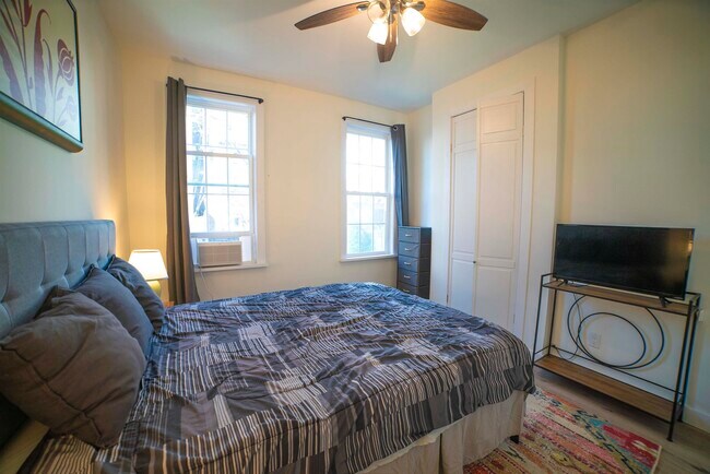 Building Photo - 204 48th St