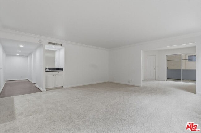 Building Photo - 435 N Oakhurst Dr