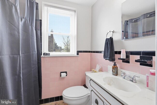 Building Photo - 271 W Wyncliffe Ave