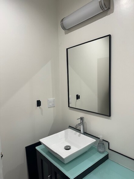 Building Photo - 15752 Royal Ridge Rd