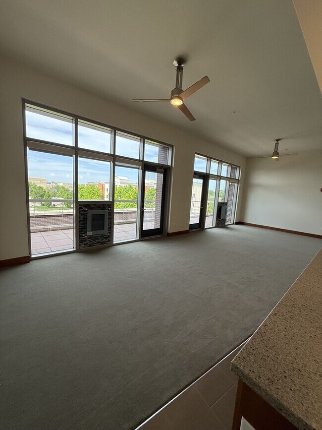 Building Photo - Luxury Apartment