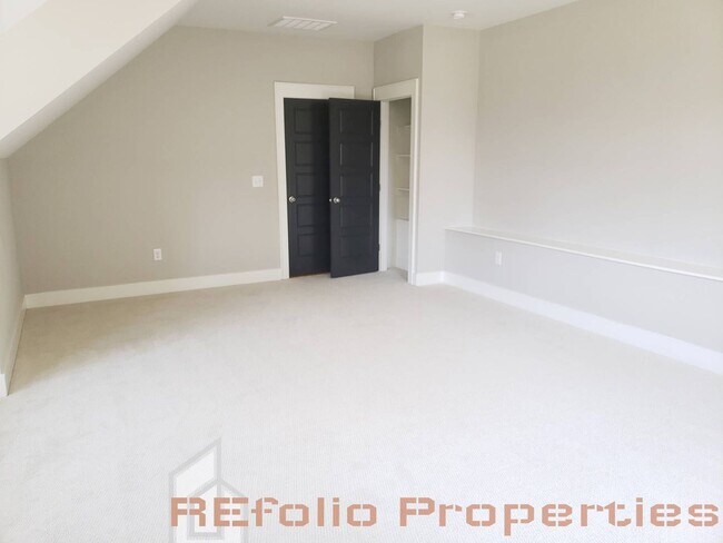 Building Photo - 413 Ancient Oaks Dr