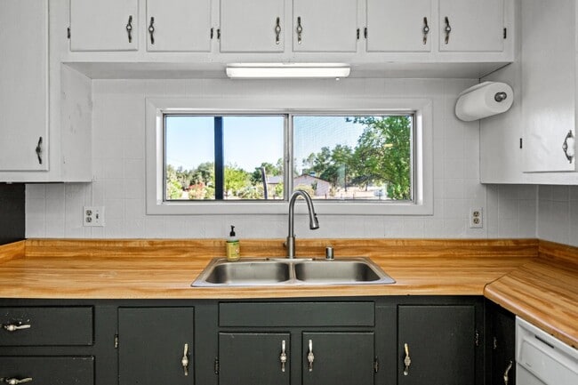 Building Photo - Adorable and clean country property locate...