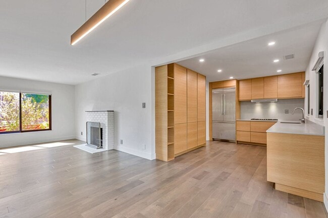 Building Photo - Remodeled Home in near Downtown Mountain View