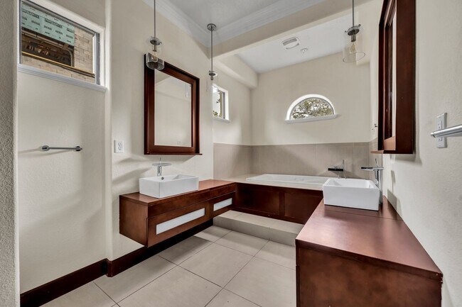 Building Photo - Gorgeous Winter Park Home
