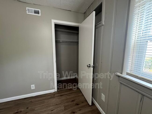Building Photo - 9733 Dennis Dr
