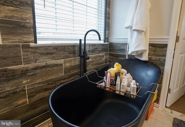 Building Photo - 5636 Gwynndale Ave