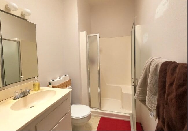 Building Photo - 1016 Drake Dr