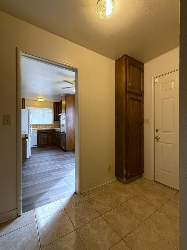Building Photo - Available NOW! 4/2 With New Exterior Paint!! Move in Special, Half off first month's rent.