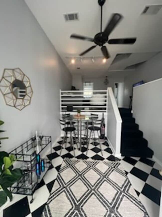 Building Photo - 2 bedroom 2.5 bath in College Town!! Walk ...