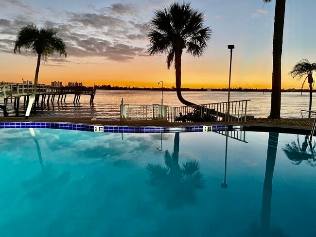 Building Photo - 4775 Cove Cir