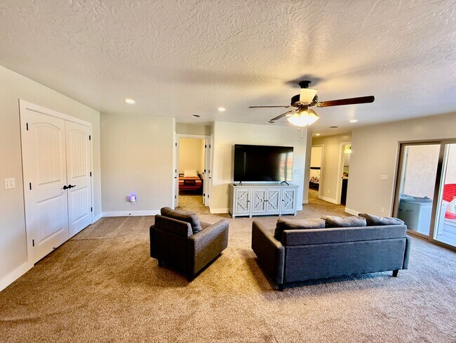 Building Photo - 521 N Creek Ridge Dr
