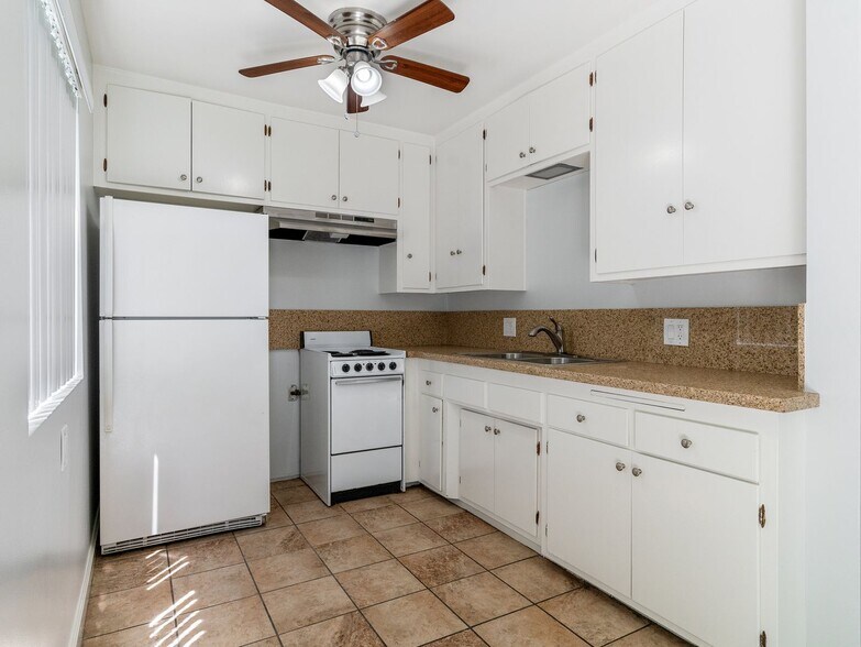 Building Photo - 425 Gaviota Ave