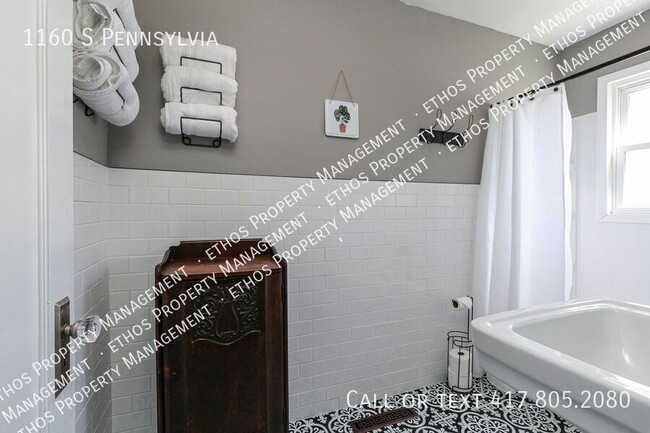 Building Photo - Beautifully Remodeled 3 Bedroom / 2 Bath M...