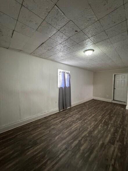 Building Photo - 5700 Eastwood Dr