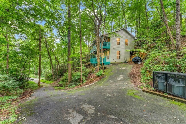 Building Photo - 1052 Twin Oaks Rd