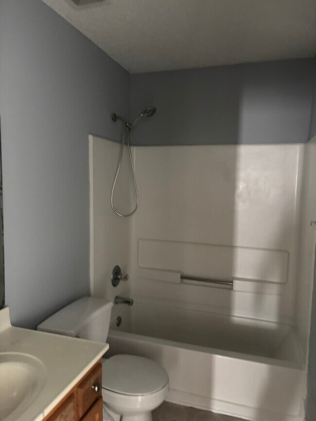 Building Photo - Quiet Neighborhood