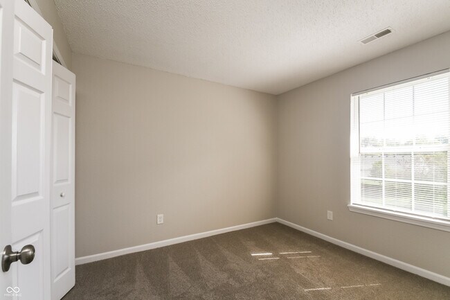 Building Photo - 265 E Pine Ridge Dr