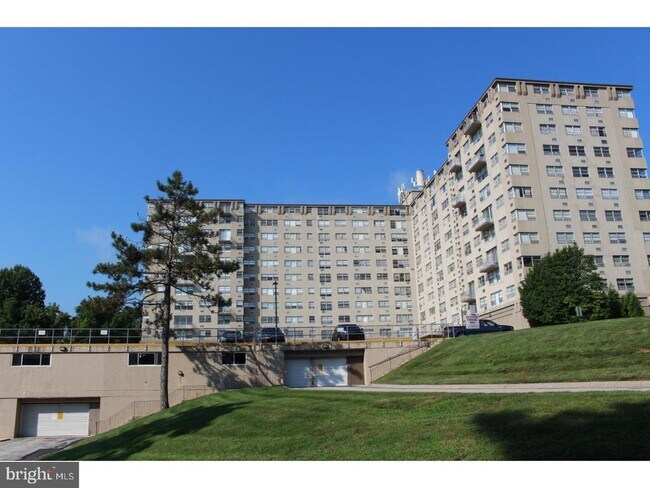 Building Photo - 1030 E Lancaster Ave
