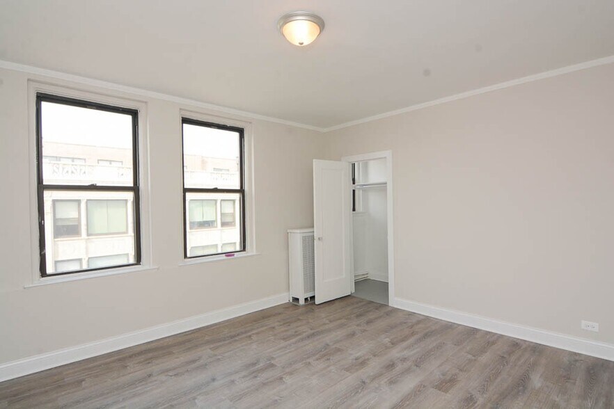 Building Photo - 3335 W Diversey Ave