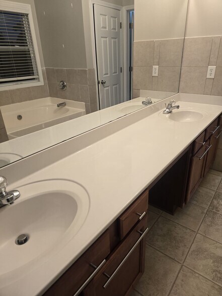 Building Photo - 1642 Balvaird Dr