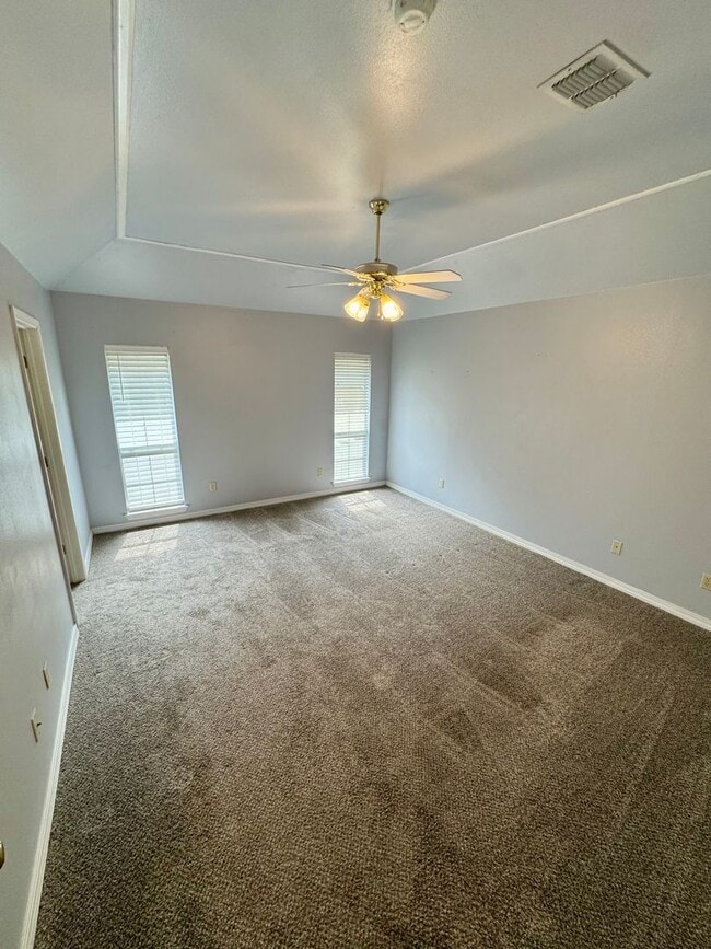Building Photo - Great 3 bedroom, close to everything