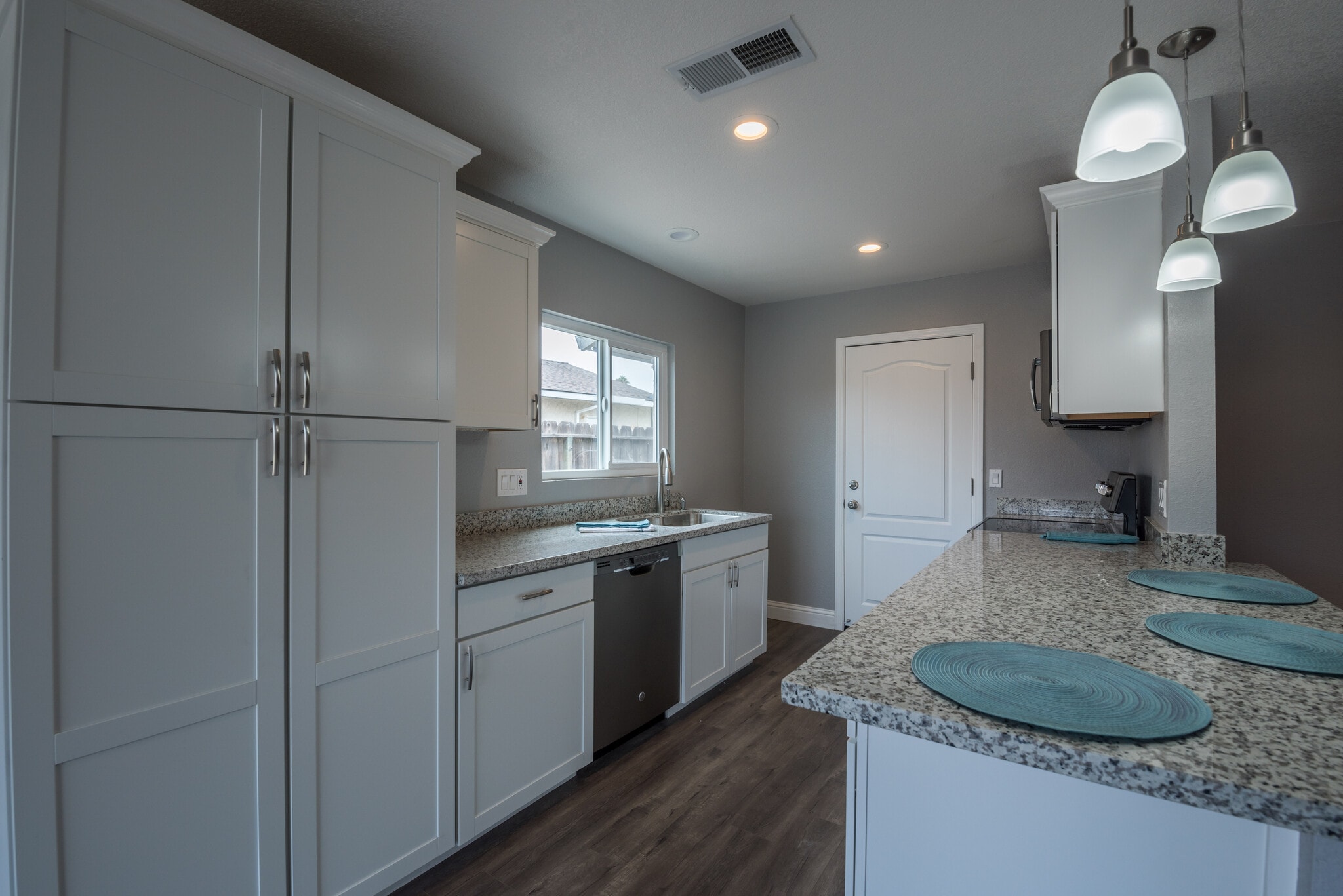 Building Photo - 569 Argonaut St