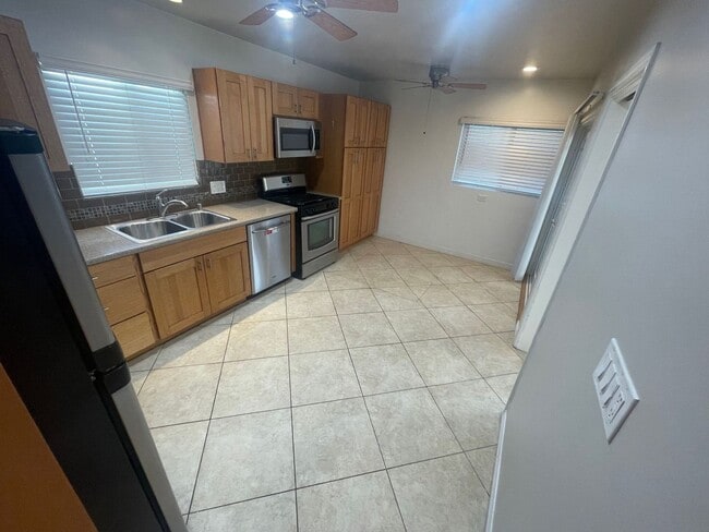 Building Photo - 4BD/2BA House on 63rd!