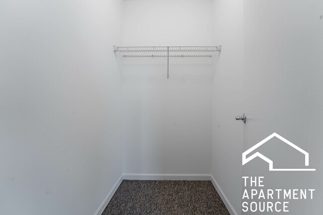 Building Photo - 1544 W Glenlake Ave