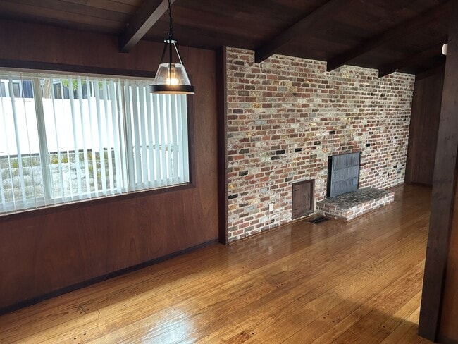 Building Photo - Wonderful 3 Bedroom, 2 Bath Home