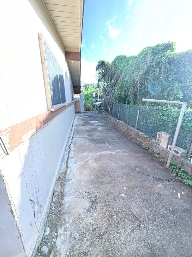 Building Photo - Aliamanu/Salt Lake - 2 bedroom 1 bath Duplex