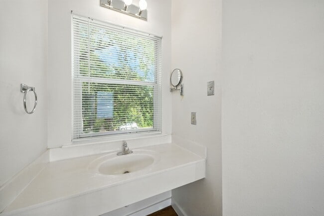 Building Photo - UT PRE-LEASE: 5 bed / 3 bath Remodeled Wes...