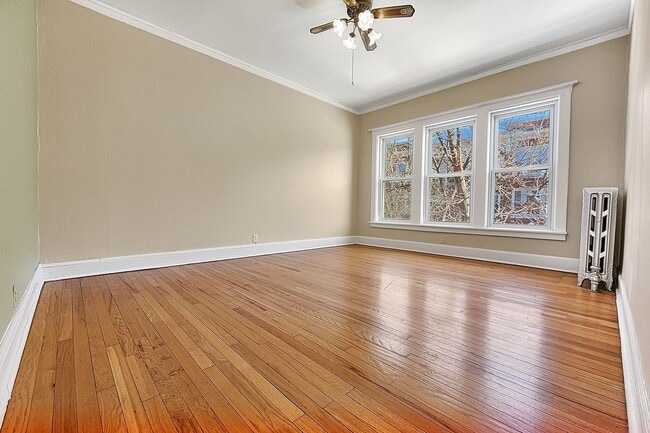 Building Photo - Large 3-bed/1-bath Apartment in the Heart of Rogers Park!