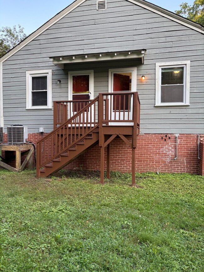 Building Photo - 1020 Sedgefield St