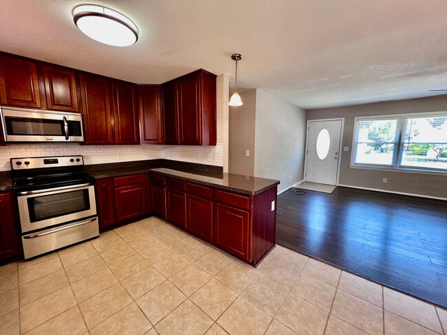 Building Photo - Gorgeous fully renovated 4 bedroom home in...