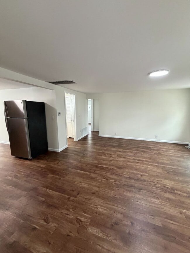 Building Photo - Freshly Renovated Home in Convenient Locat...