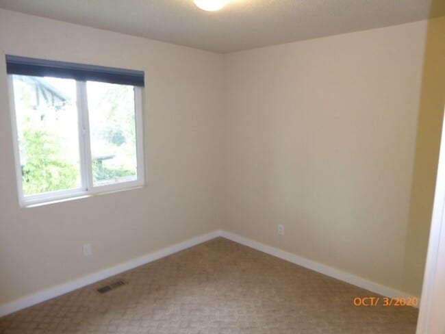 Building Photo - Beautiful 2 Story 3 Bed 2.5 Bath